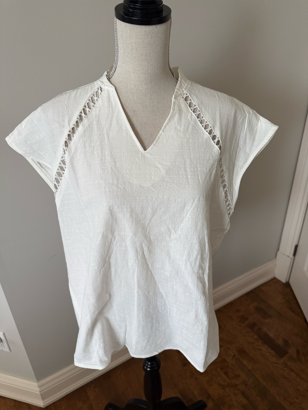 NWOT Women’s White V-Neck Cap Sleeve Top with Lace Trim